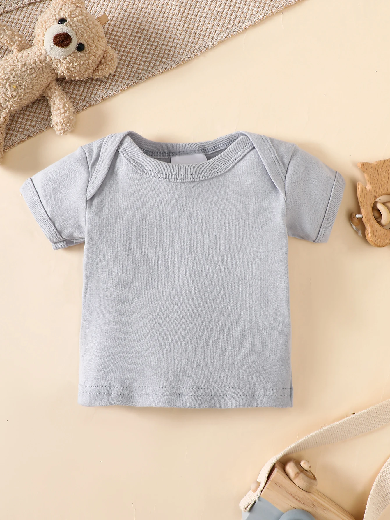 his 8-piece unisex newborn layette set fits boys and girls aged 0-9 months, with lovely grey bear prints.