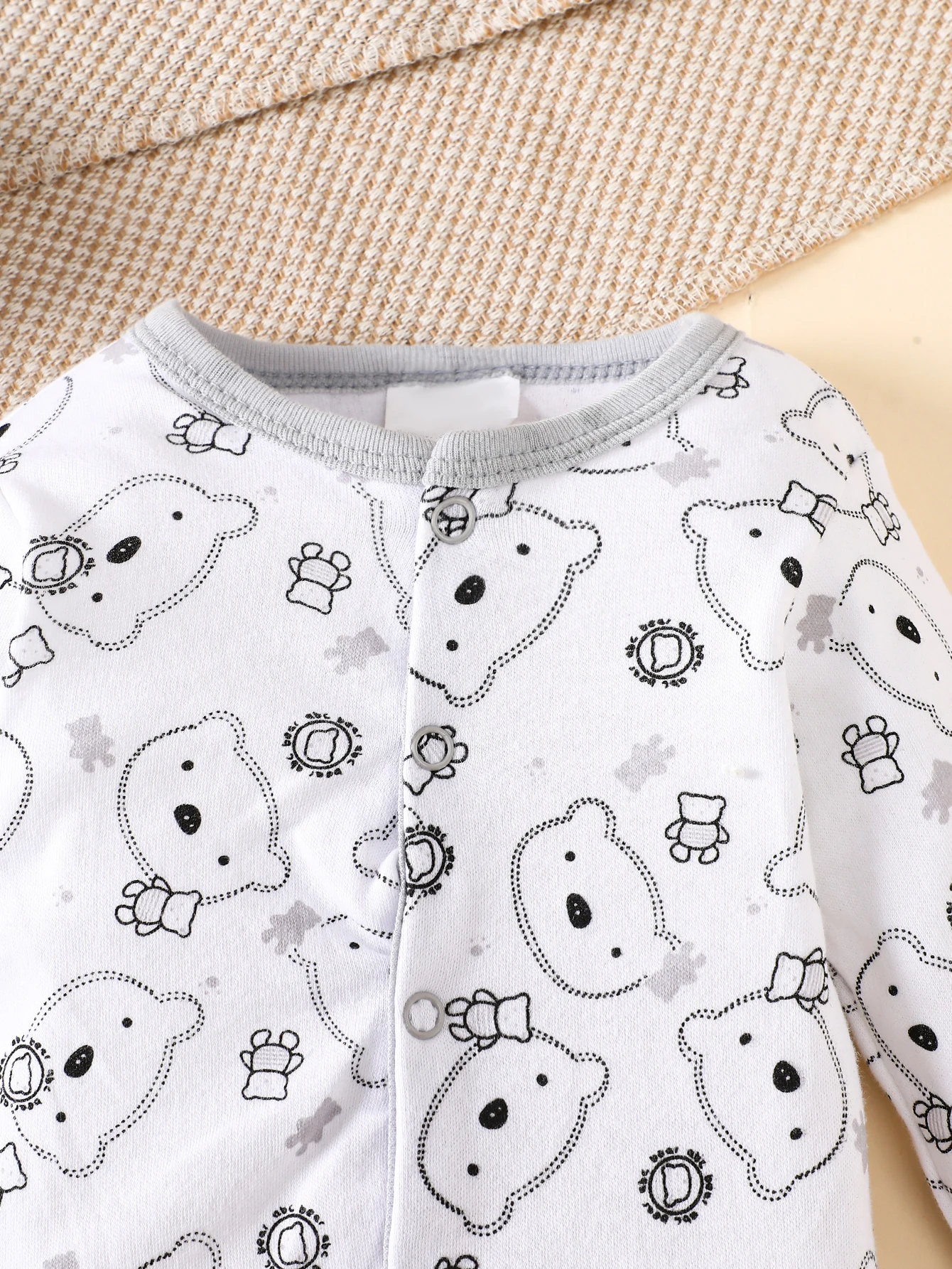 his 8-piece unisex newborn layette set fits boys and girls aged 0-9 months, with lovely grey bear prints.