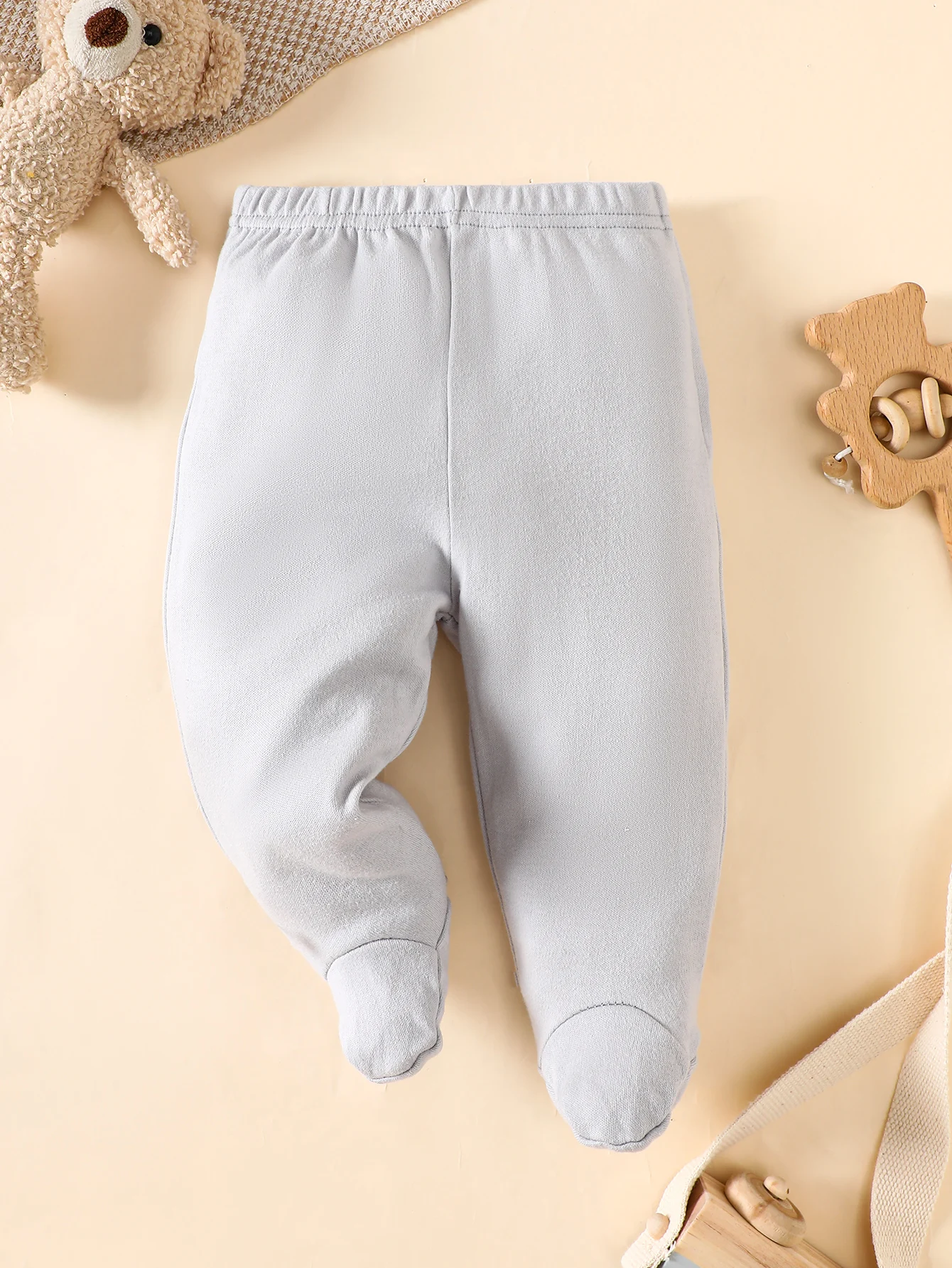 his 8-piece unisex newborn layette set fits boys and girls aged 0-9 months, with lovely grey bear prints.