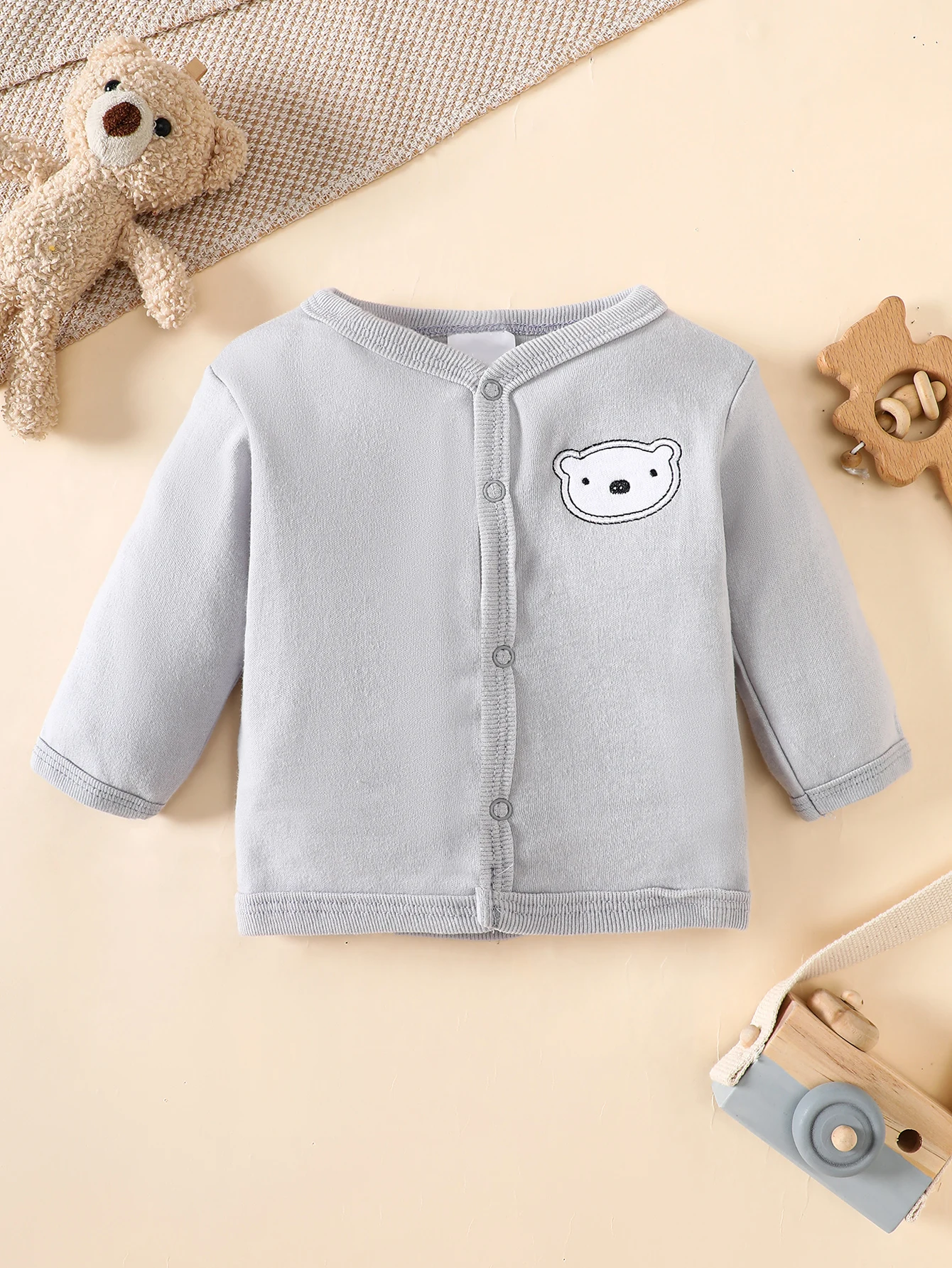 his 8-piece unisex newborn layette set fits boys and girls aged 0-9 months, with lovely grey bear prints.