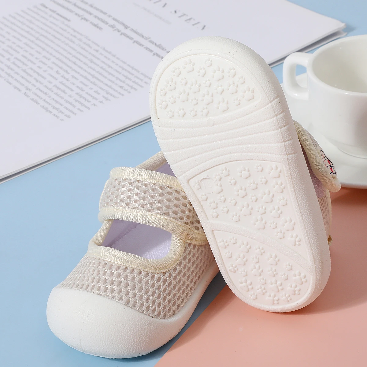 Baby Learning Walking Shoes, PU Non-Slip Soles, Soft Flat Shoes for Infants, Suitable for Indoor Parties and Gatherings.