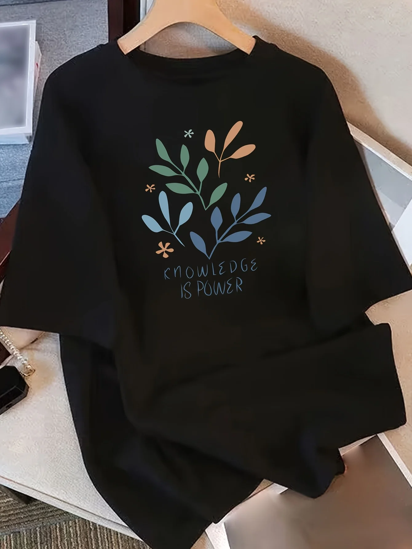 Elegant Minimalist Botanical "Knowledge Is Power" Print T-Shirt Korean Style Casual All Match Short Sleeve Top for Men and Women