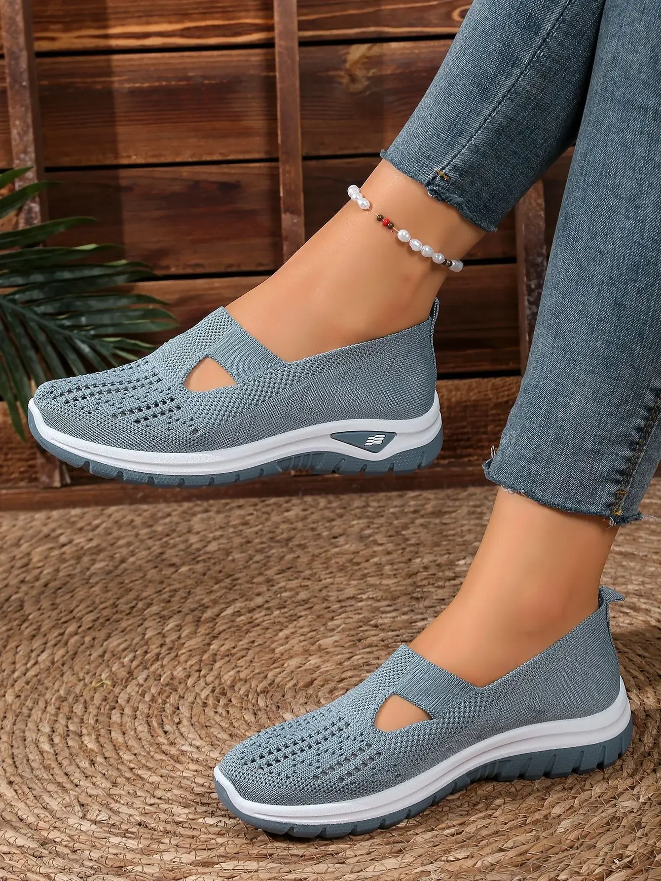 Women's Casual Sports Shoes with Breathable Mesh, Fashionable and Versatile, Soft Soles, Comfortable and Casual 2026 New