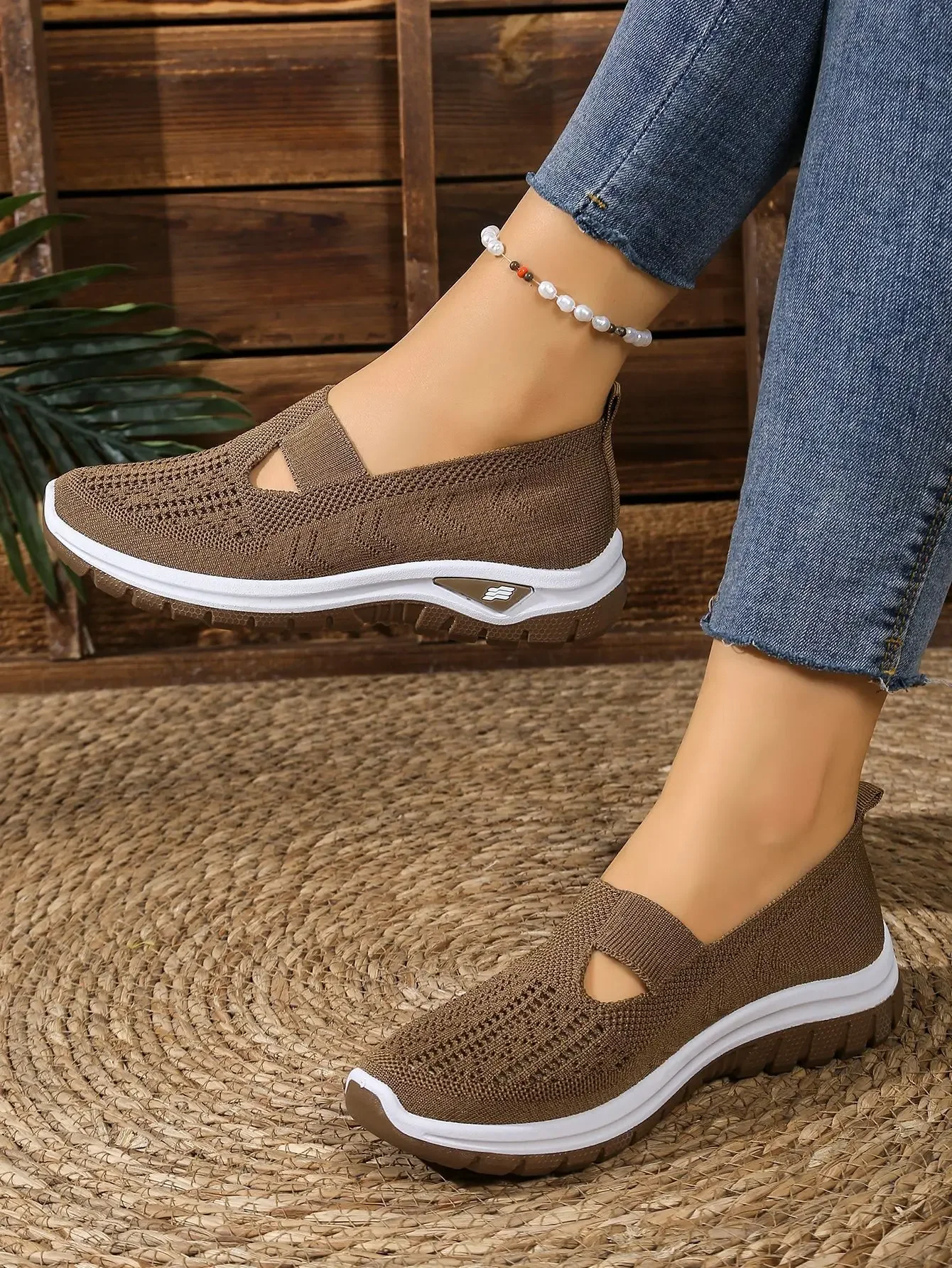 Women's Casual Sports Shoes with Breathable Mesh, Fashionable and Versatile, Soft Soles, Comfortable and Casual 2026 New