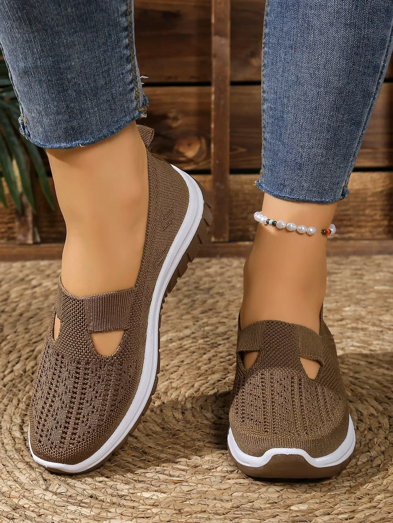 Women's Casual Sports Shoes with Breathable Mesh, Fashionable and Versatile, Soft Soles, Comfortable and Casual 2026 New