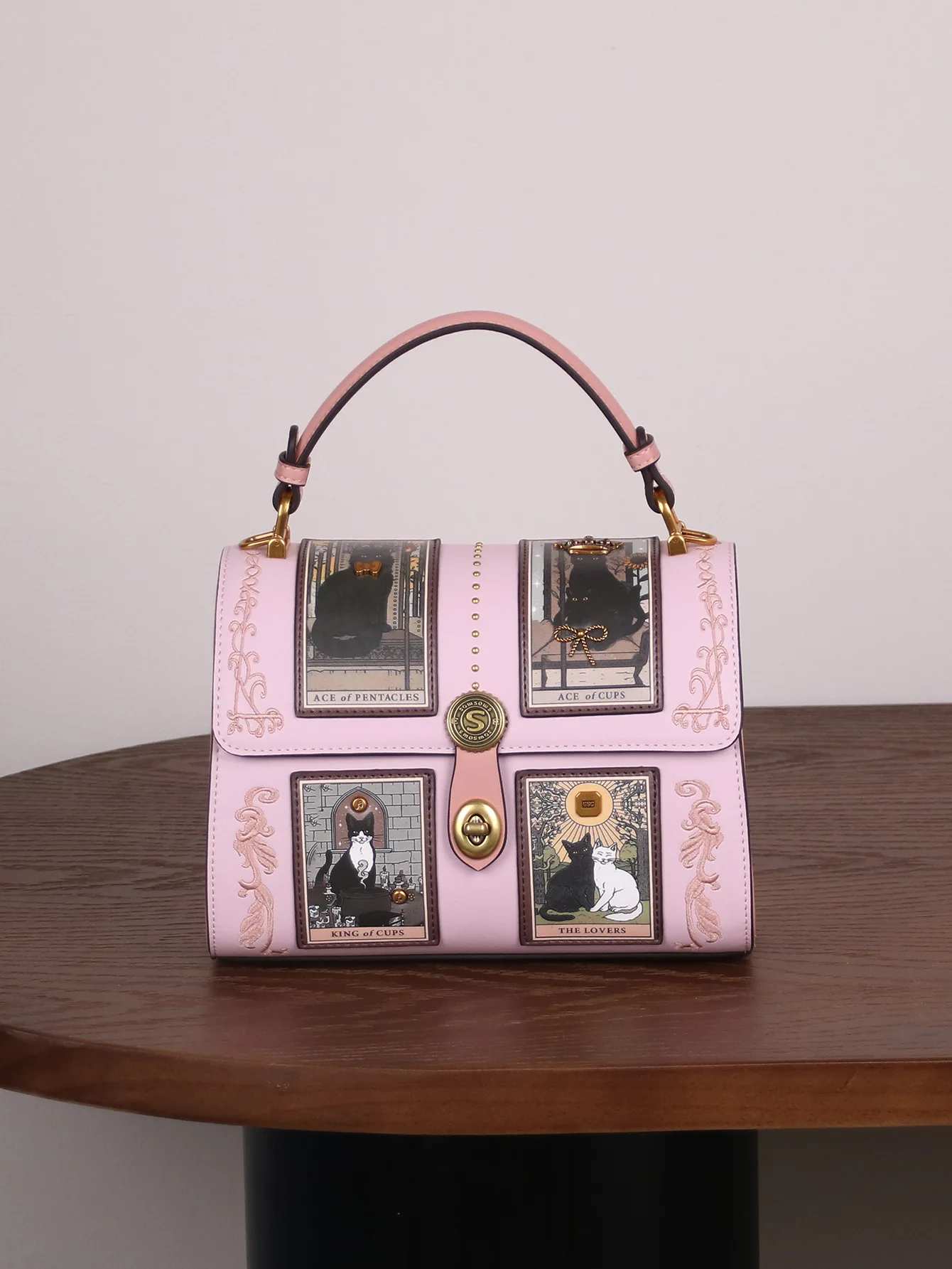 2026 Autumn and Winter New Niche Design High-End Handbag Retro Light Luxury Heavy Industry Boston Women's Pillow Small Square Ba