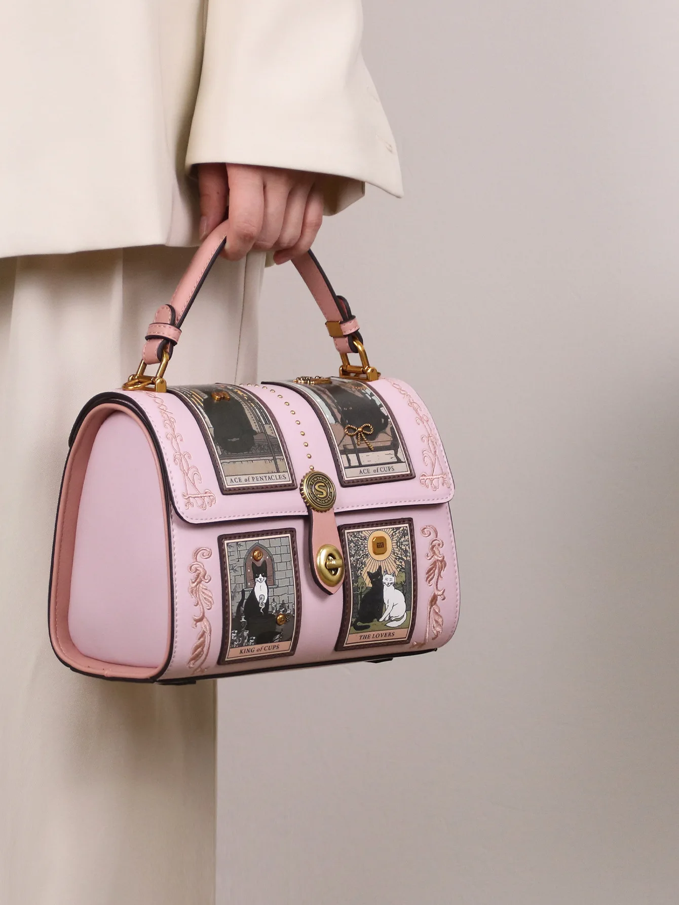 2026 Autumn and Winter New Niche Design High-End Handbag Retro Light Luxury Heavy Industry Boston Women's Pillow Small Square Ba
