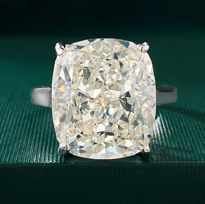 Exquisite and super sparkling fat rectangular high carbon diamond ring, 6-carat G color, slightly yellow wedding ring for women