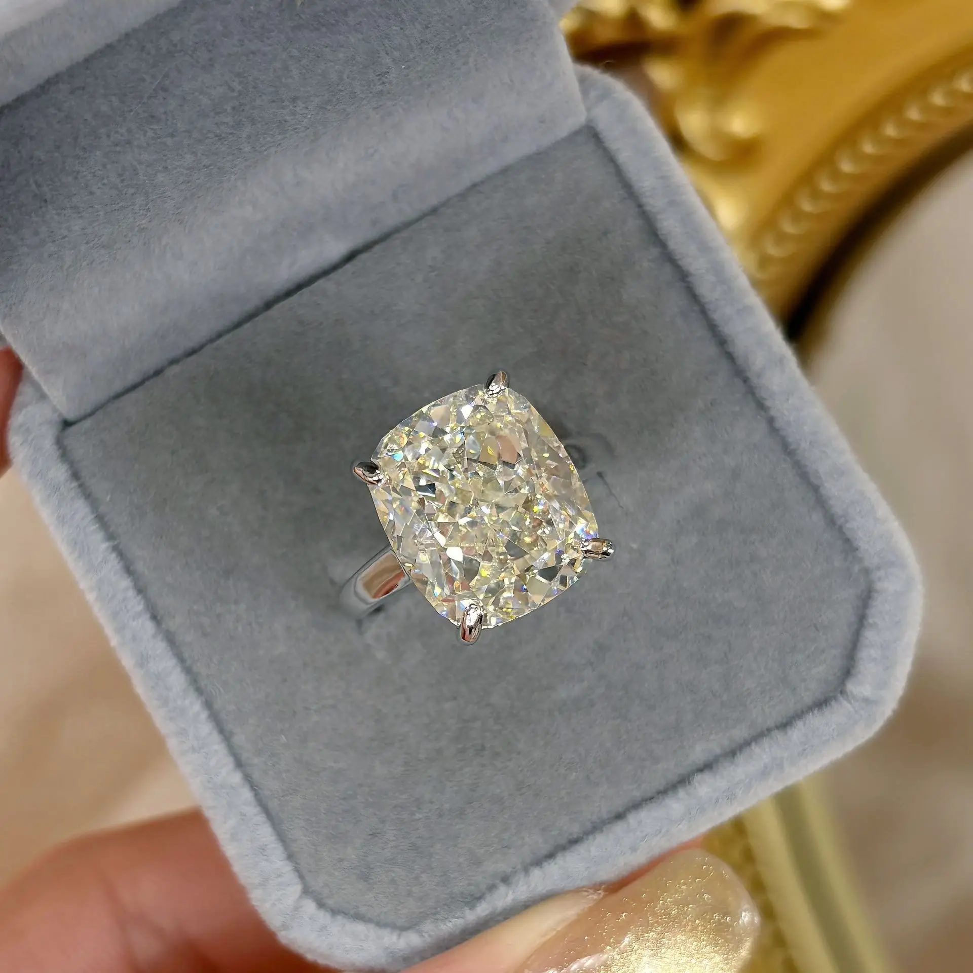 Exquisite and super sparkling fat rectangular high carbon diamond ring, 6-carat G color, slightly yellow wedding ring for women
