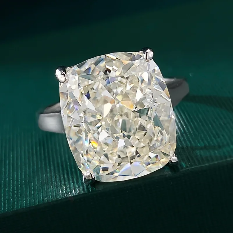 Exquisite and super sparkling fat rectangular high carbon diamond ring, 6-carat G color, slightly yellow wedding ring for women