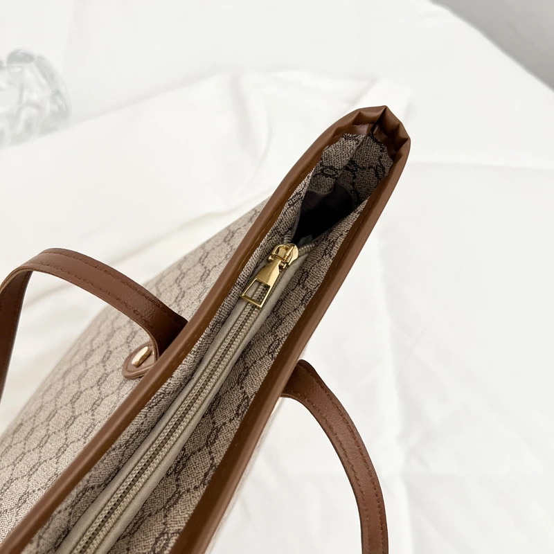 Luxury Vintage Women Tote Bag Monogram Print Rivet PU Leather Shoulder Bag Large Capacity Zipper Handbag for Commute Shopping