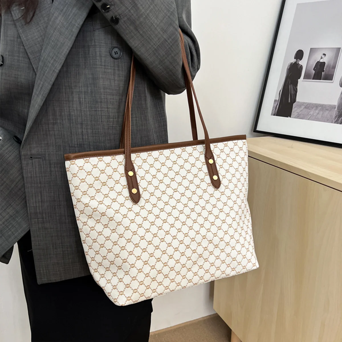 Luxury Vintage Women Tote Bag Monogram Print Rivet PU Leather Shoulder Bag Large Capacity Zipper Handbag for Commute Shopping