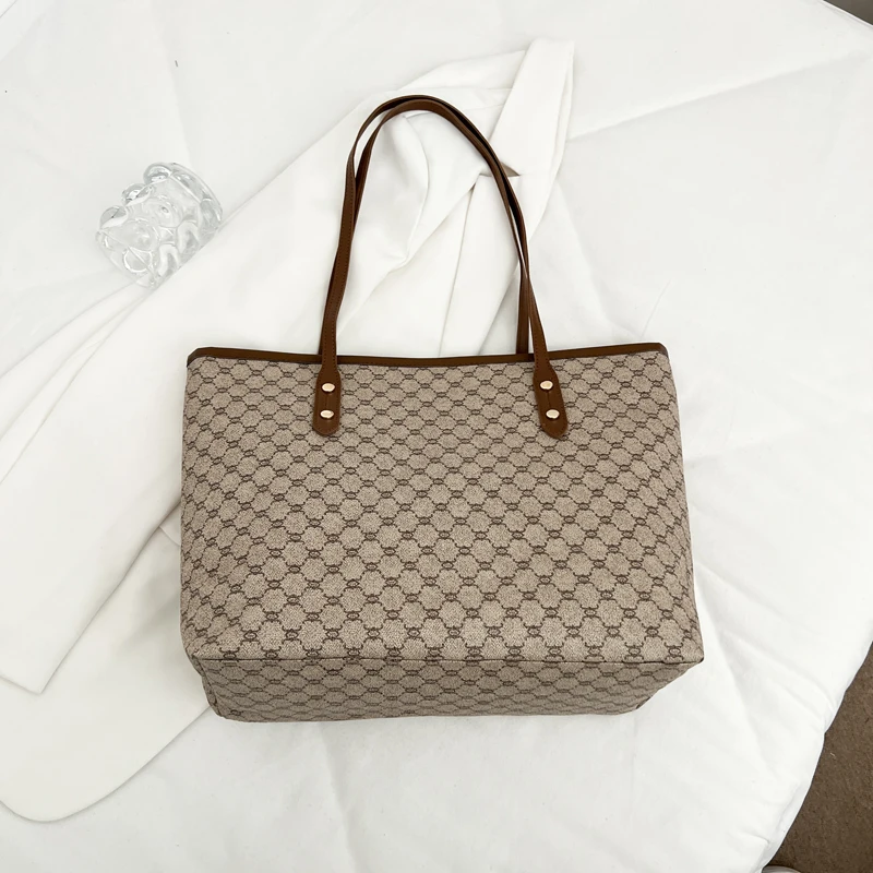 Luxury Vintage Women Tote Bag Monogram Print Rivet PU Leather Shoulder Bag Large Capacity Zipper Handbag for Commute Shopping