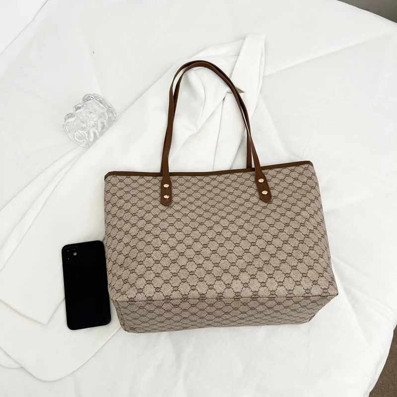Luxury Vintage Women Tote Bag Monogram Print Rivet PU Leather Shoulder Bag Large Capacity Zipper Handbag for Commute Shopping