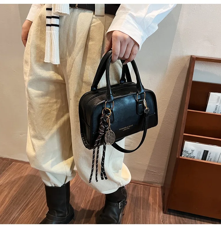 2026 Summer Vintage Small Bag for Women New Fashion Single Shoulder Messenger Bag Women's Handheld Commuter Pillow Bag