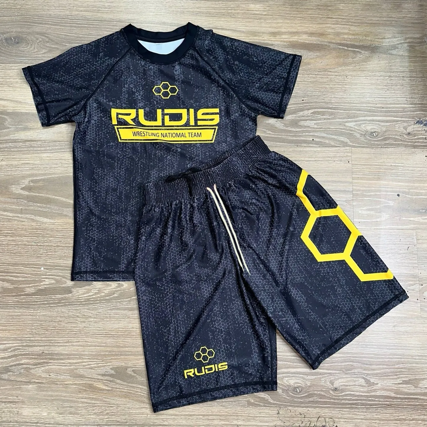 Summer Men's Black Honeycomb Print Wrestling Style Sport Set Quick Dry Rash Guard & Shorts Breathable Athletic Training Uniform