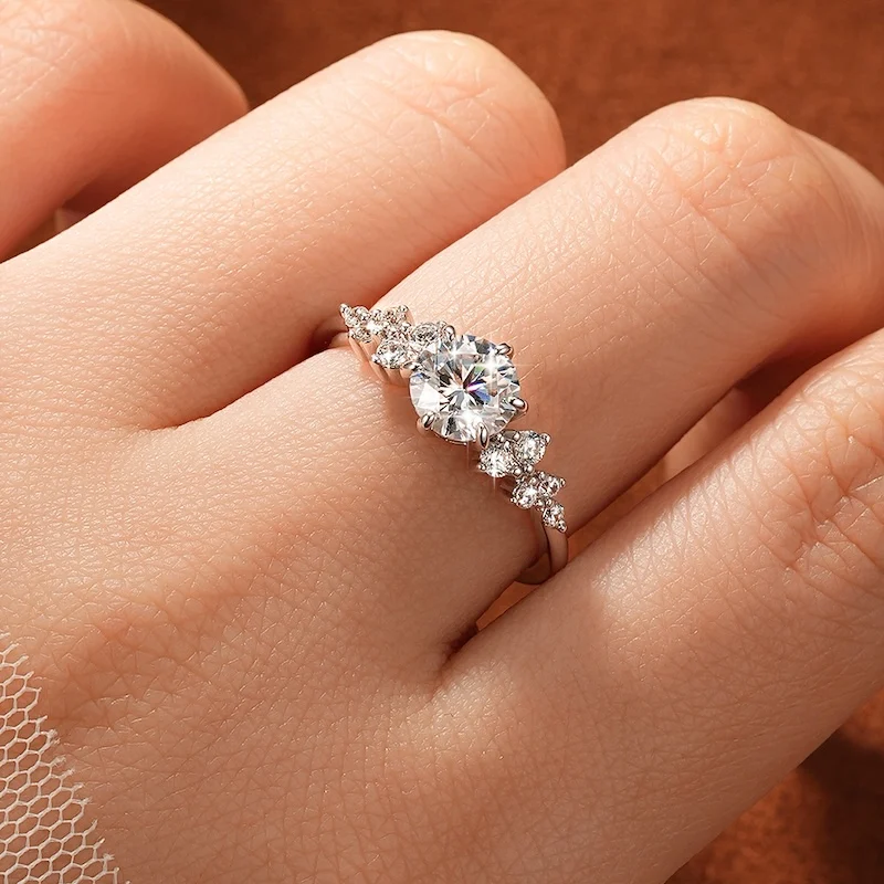 Rrjzz 6.5mm 1CT Round D-Color Moissanite Wedding Ring for Women GRA Certified Six-Prong Starburst Engagement Ring Jewelry Gift