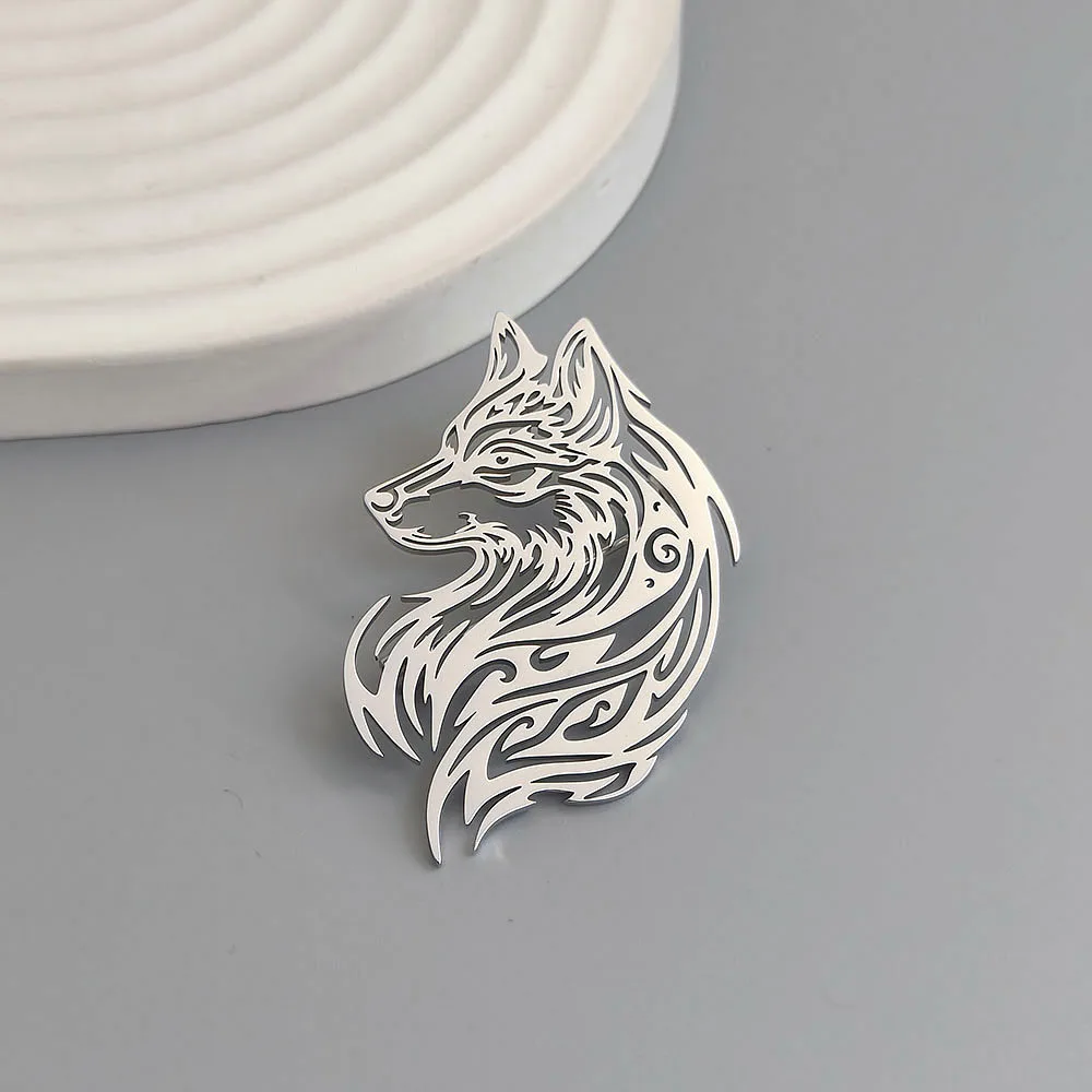 Original design hollow wolf head gold-plated stainless steel brooch, waterproof and non-fading pin, suit accessories