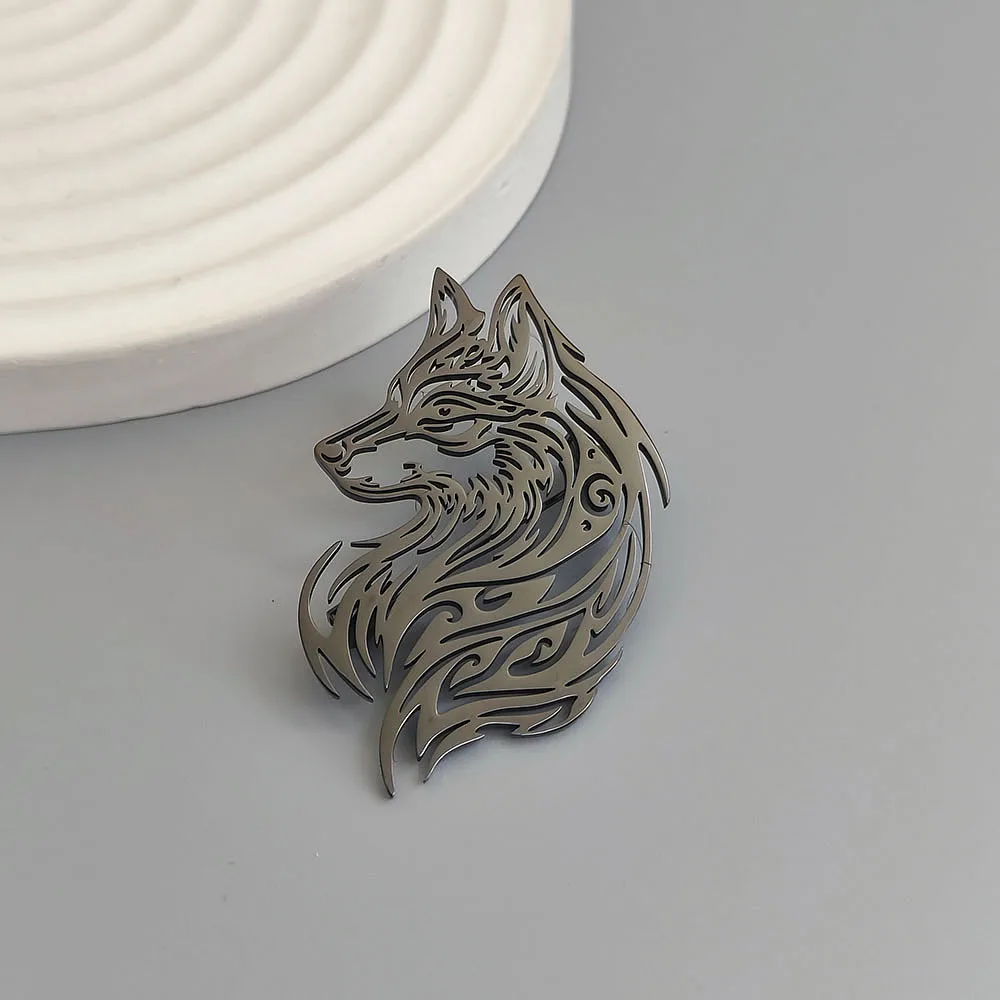 Original design hollow wolf head gold-plated stainless steel brooch, waterproof and non-fading pin, suit accessories