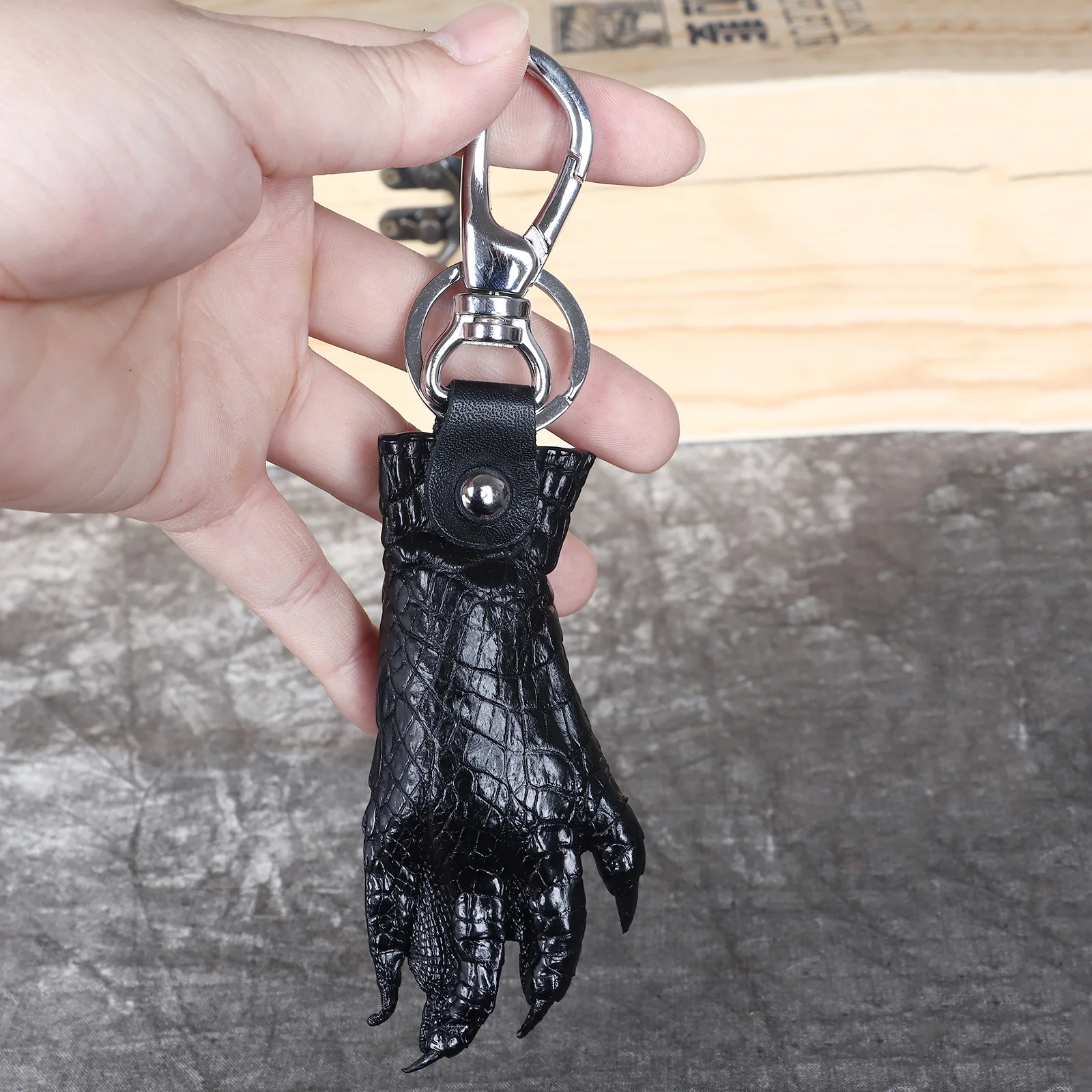 Genuine Crocodile Claw Keychain Real Leather Alligator Foot Key Ring Taxidermy Car Key Case Carabiner Hook Charm Pendant for Men