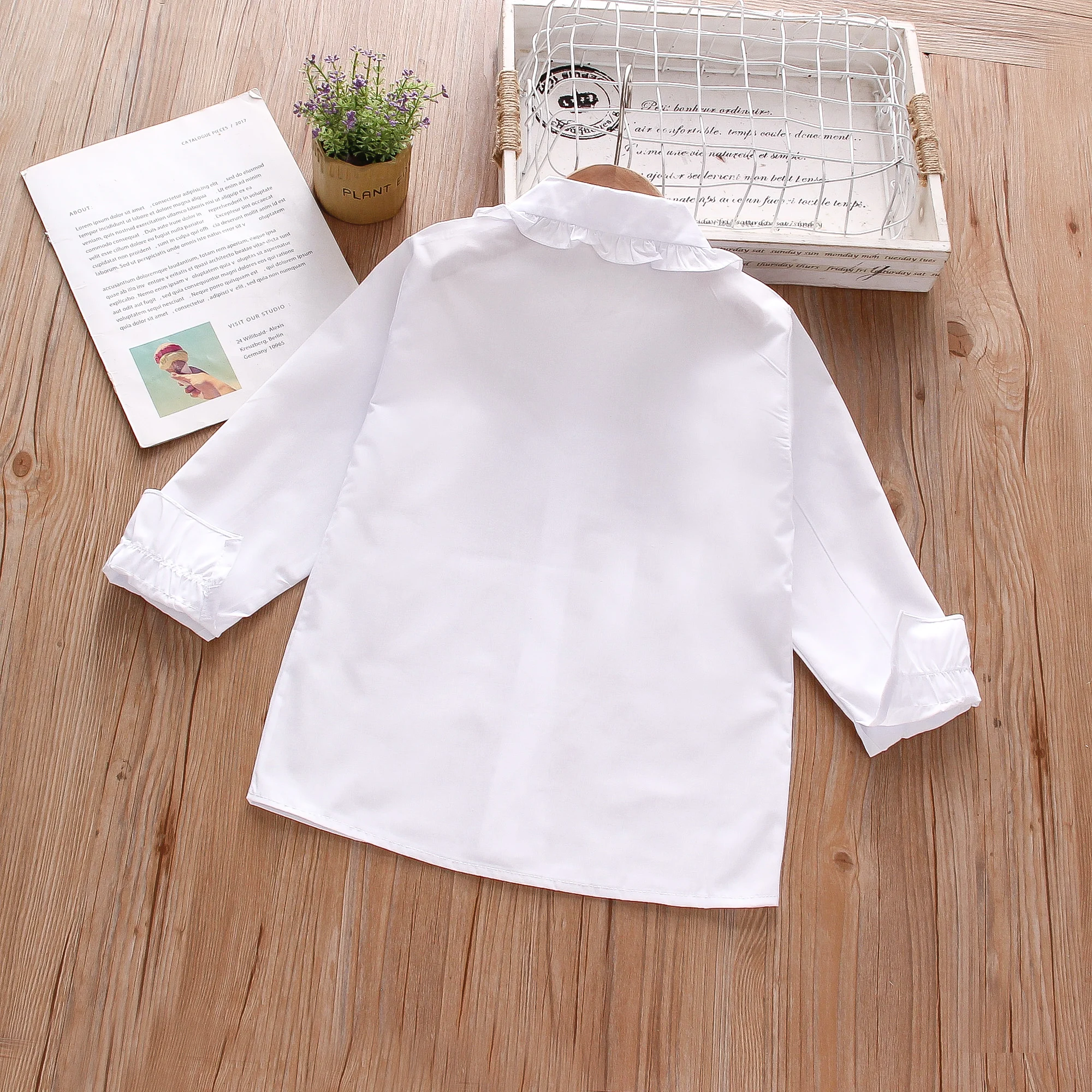 Spring and Autumn Girls' Baby Long sleeved Shirt with Wooden Ear Edge Collar Top Minimalist Girls' Clothing