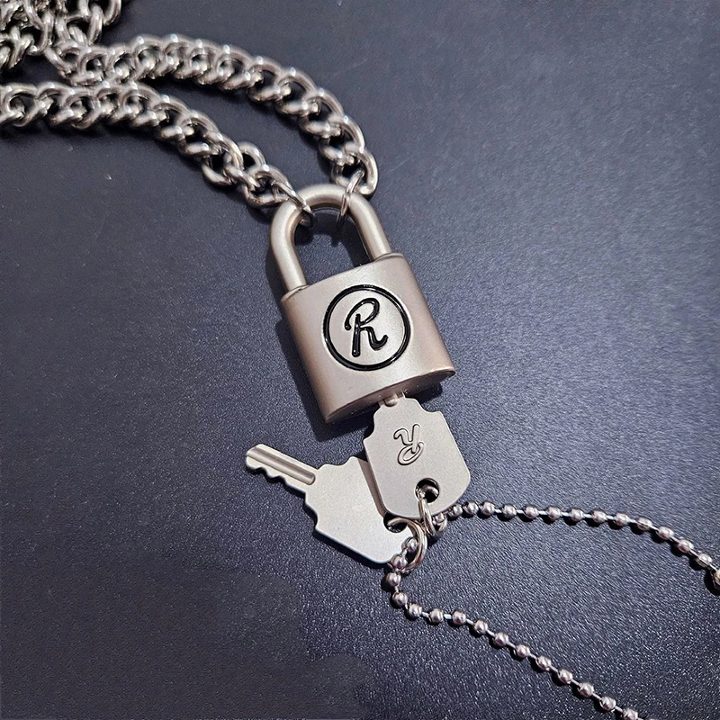Unique design novel shape glossy and Simpli silvery keylock men pendant charms black border letter R necklace gentleman's jewelr