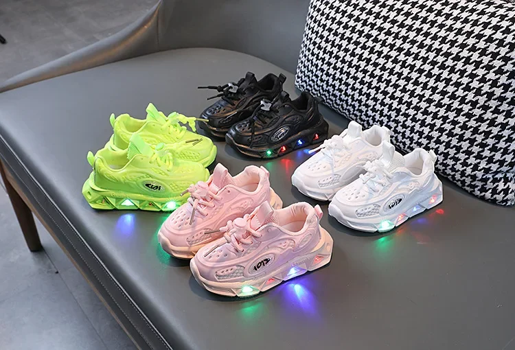 Zapatos Niña 202New LED Child Trainers 1-8Years Old Boy Girl Tennis Shoe Sport Shoe for Toddlers Glowing Kid Sneakers Kids Shoe