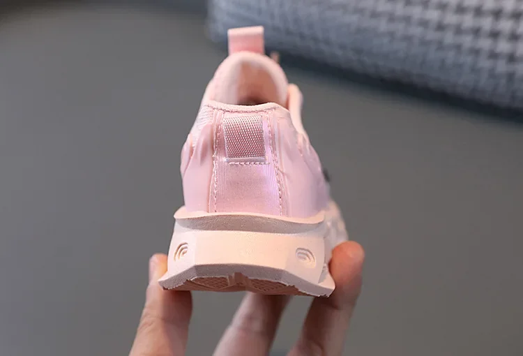 Zapatos Niña 202New LED Child Trainers 1-8Years Old Boy Girl Tennis Shoe Sport Shoe for Toddlers Glowing Kid Sneakers Kids Shoe