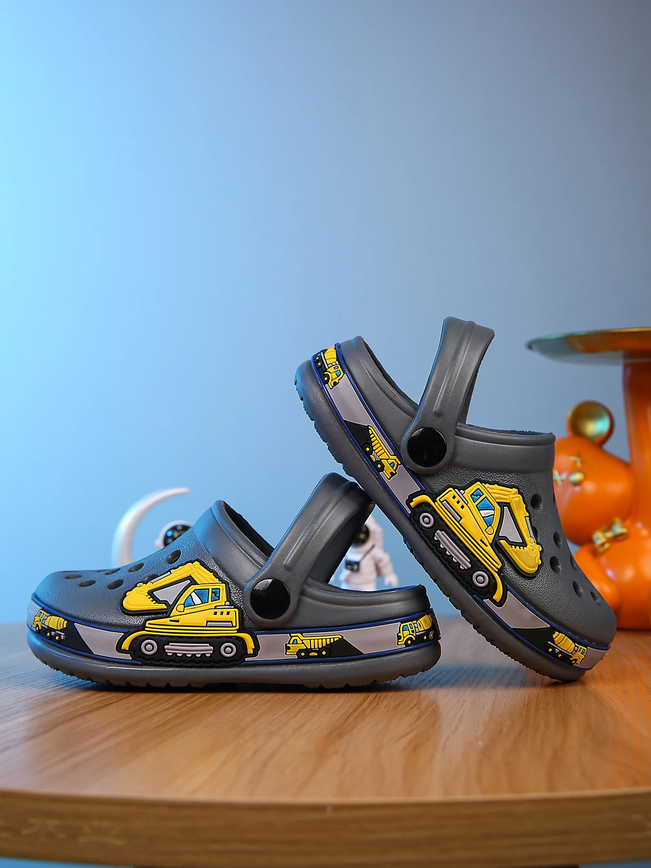 Boys' summer cartoon leisure beach garden cave shoes, comfortable and lightweight, non slip sandals
