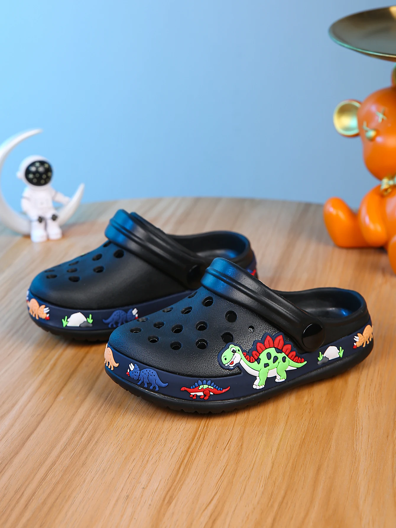 Boys' summer cartoon leisure beach garden cave shoes, comfortable and lightweight, non slip sandals