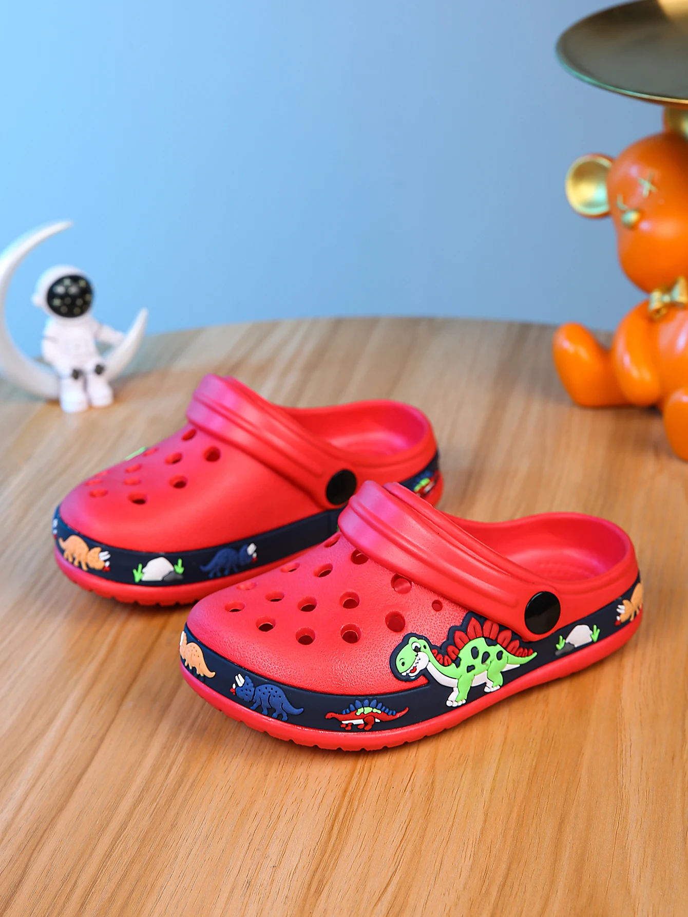 Boys' summer cartoon leisure beach garden cave shoes, comfortable and lightweight, non slip sandals