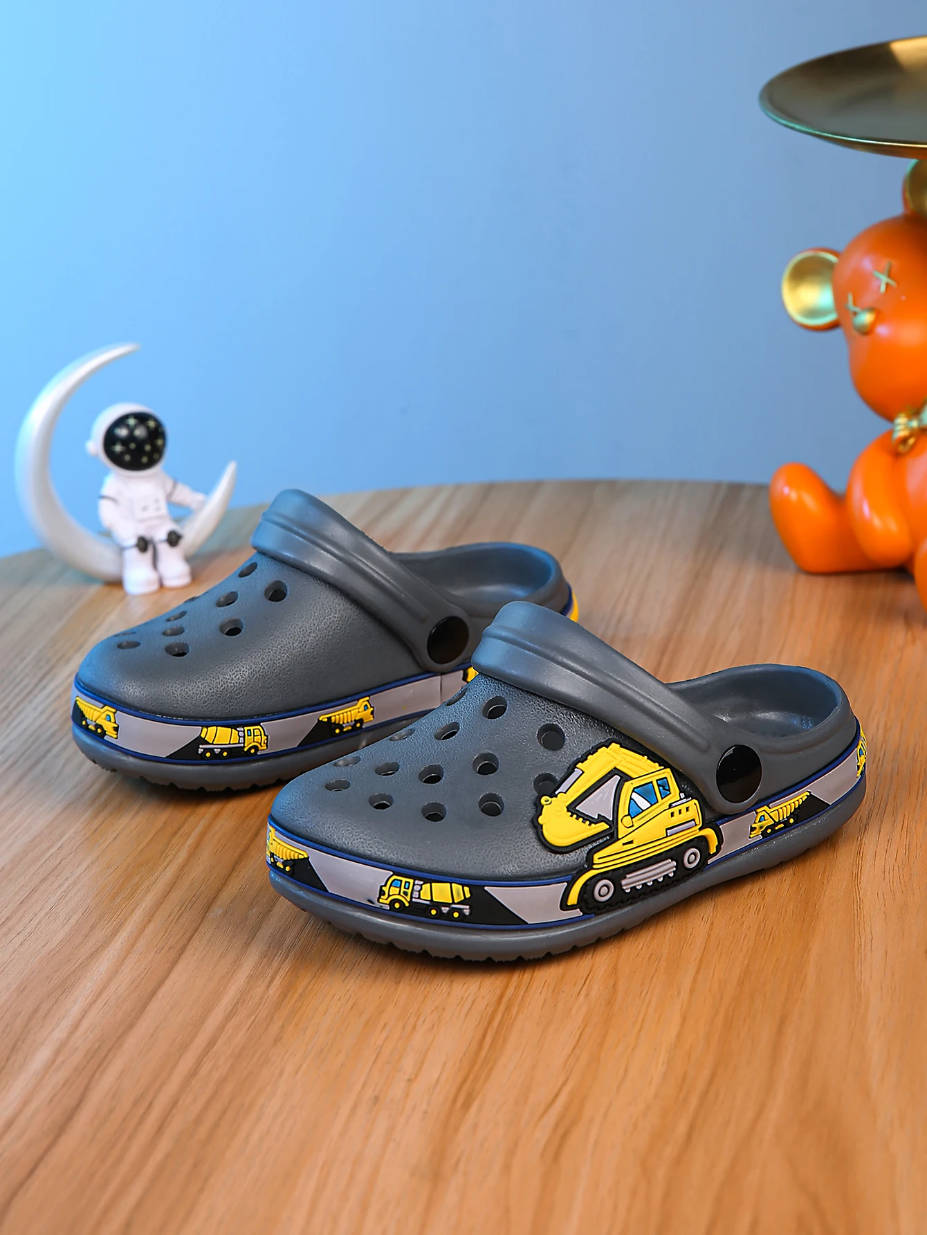 Boys' summer cartoon leisure beach garden cave shoes, comfortable and lightweight, non slip sandals