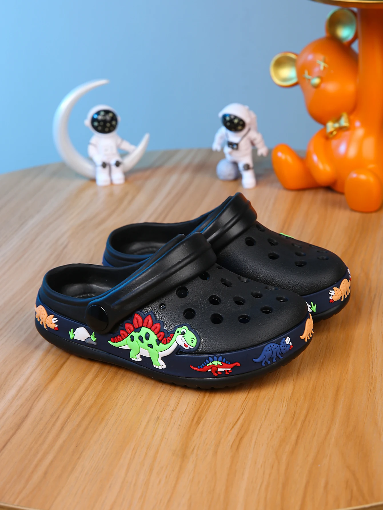 Boys' summer cartoon leisure beach garden cave shoes, comfortable and lightweight, non slip sandals