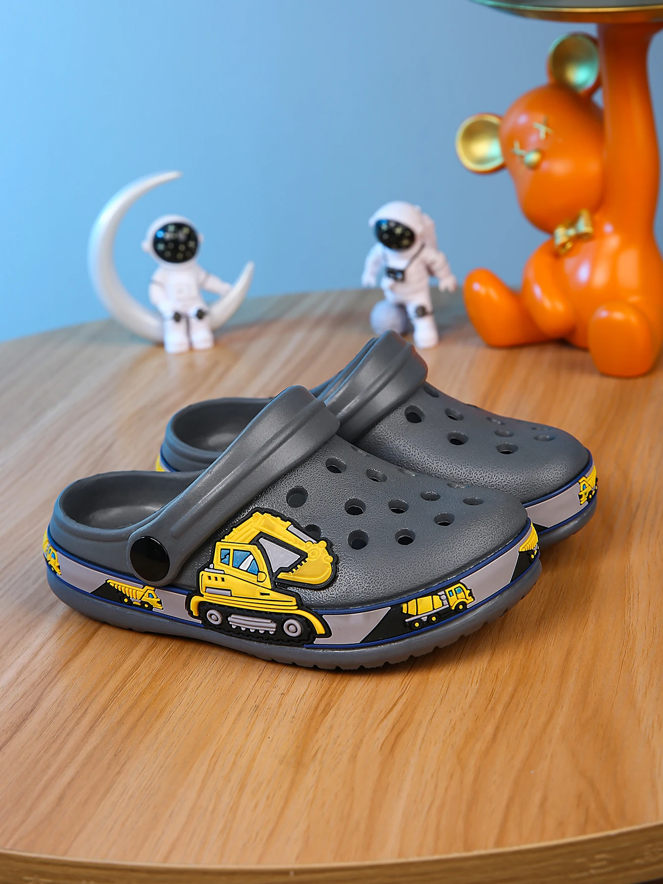 Boys' summer cartoon leisure beach garden cave shoes, comfortable and lightweight, non slip sandals