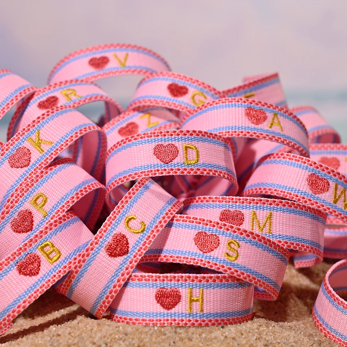 2024 New 26 Embroidery Initial Letters Handwoven Heart Bracelet For Women Summer Beach Pink Friendship Lovers Bracelet