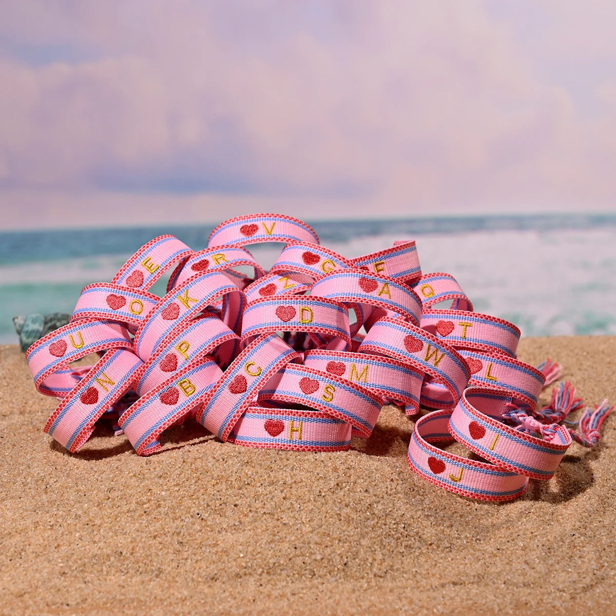 2024 New 26 Embroidery Initial Letters Handwoven Heart Bracelet For Women Summer Beach Pink Friendship Lovers Bracelet