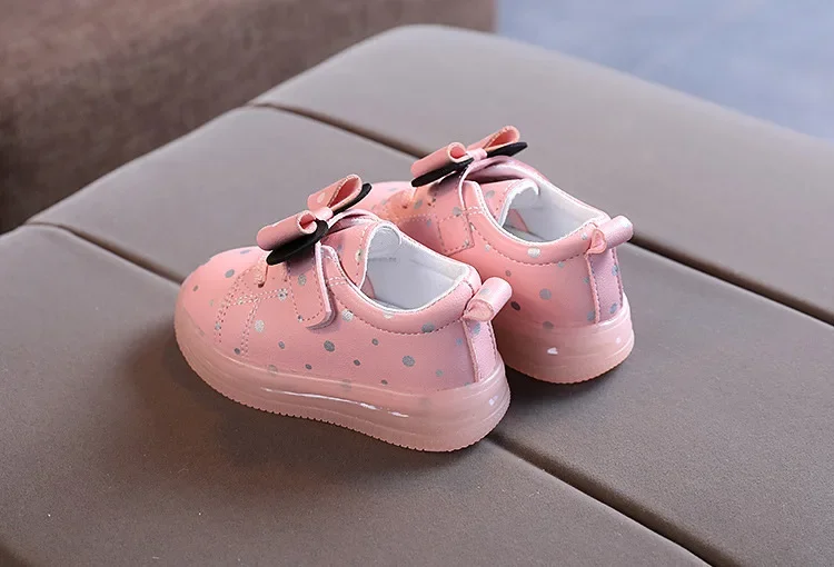 Children’s LED Shoes Kids Lighted Up Sneakers for Boys Girls Kids Glowing Sport Sneakers Toddler Baby Luminous Sole Sneakers