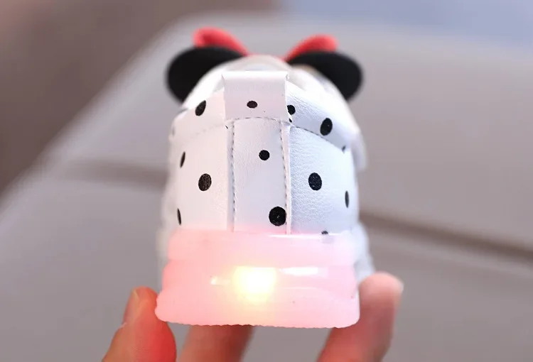 Children’s LED Shoes Kids Lighted Up Sneakers for Boys Girls Kids Glowing Sport Sneakers Toddler Baby Luminous Sole Sneakers
