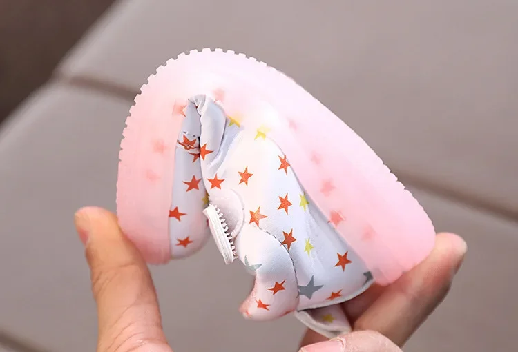 Children’s LED Shoes Kids Lighted Up Sneakers for Boys Girls Kids Glowing Sport Sneakers Toddler Baby Luminous Sole Sneakers