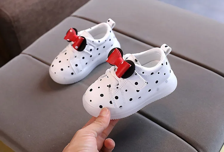 Children’s LED Shoes Kids Lighted Up Sneakers for Boys Girls Kids Glowing Sport Sneakers Toddler Baby Luminous Sole Sneakers
