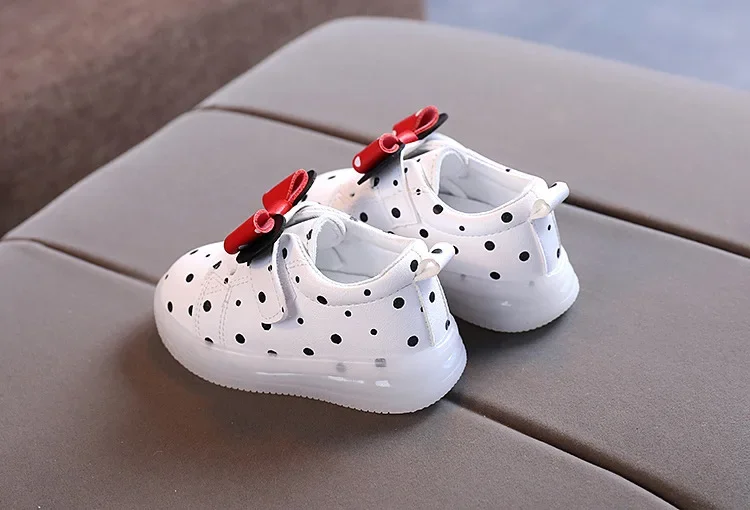 Children’s LED Shoes Kids Lighted Up Sneakers for Boys Girls Kids Glowing Sport Sneakers Toddler Baby Luminous Sole Sneakers