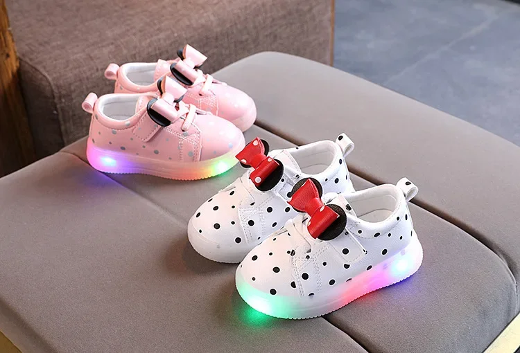 Children’s LED Shoes Kids Lighted Up Sneakers for Boys Girls Kids Glowing Sport Sneakers Toddler Baby Luminous Sole Sneakers