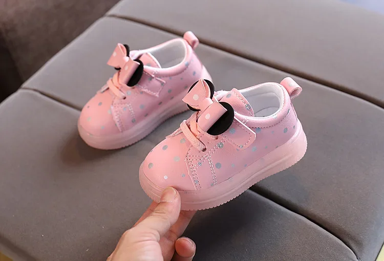 Children’s LED Shoes Kids Lighted Up Sneakers for Boys Girls Kids Glowing Sport Sneakers Toddler Baby Luminous Sole Sneakers
