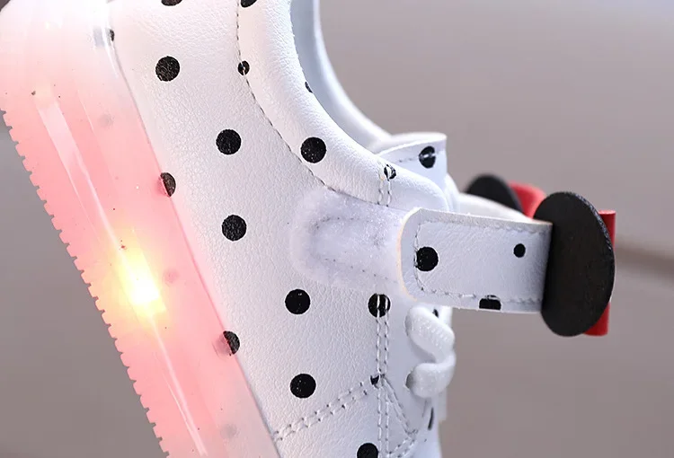 Children’s LED Shoes Kids Lighted Up Sneakers for Boys Girls Kids Glowing Sport Sneakers Toddler Baby Luminous Sole Sneakers