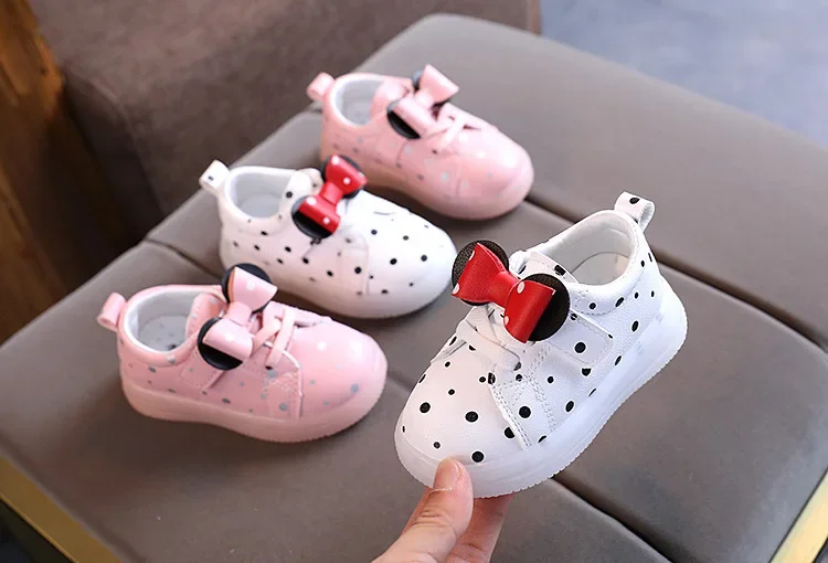 Children’s LED Shoes Kids Lighted Up Sneakers for Boys Girls Kids Glowing Sport Sneakers Toddler Baby Luminous Sole Sneakers