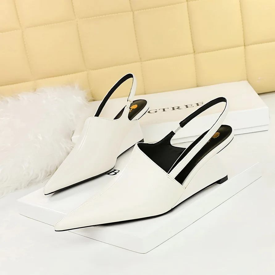 Women Retro 6.5cm High Heels Wedges Designer Pumps Strange Mules Lady Pointed Toe Middle Low Heels Patent Leather Classic Shoes