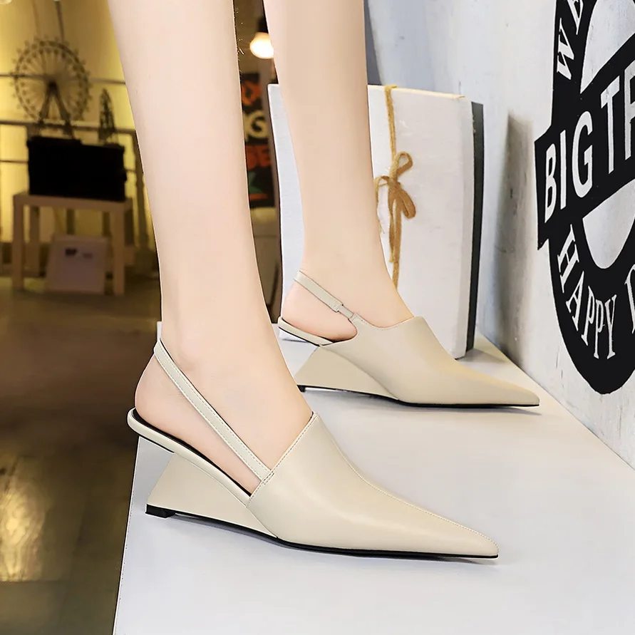 Women Retro 6.5cm High Heels Wedges Designer Pumps Strange Mules Lady Pointed Toe Middle Low Heels Patent Leather Classic Shoes