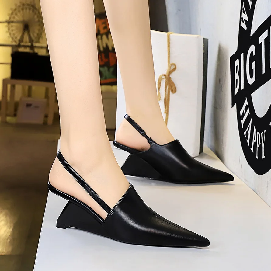 Women Retro 6.5cm High Heels Wedges Designer Pumps Strange Mules Lady Pointed Toe Middle Low Heels Patent Leather Classic Shoes