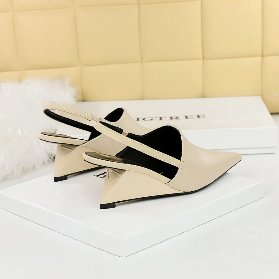Women Retro 6.5cm High Heels Wedges Designer Pumps Strange Mules Lady Pointed Toe Middle Low Heels Patent Leather Classic Shoes