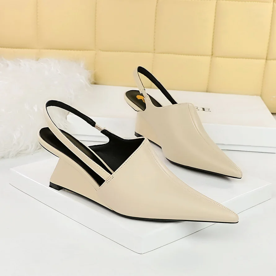 Women Retro 6.5cm High Heels Wedges Designer Pumps Strange Mules Lady Pointed Toe Middle Low Heels Patent Leather Classic Shoes